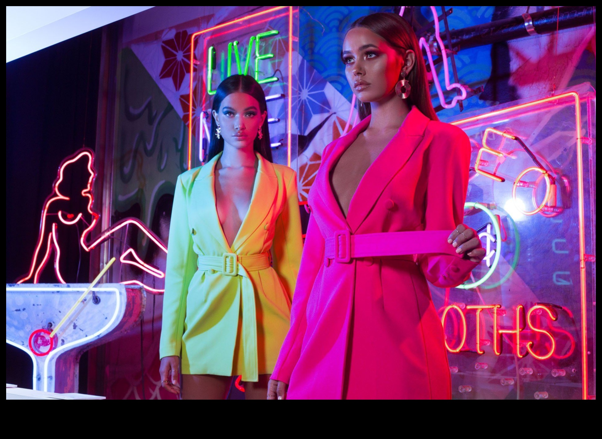 Nopți cu neon O sărbătoare a nuanțelor vii în moda de seară 3 Nopți cu neon: nuanțe vibrante luminează moda de seară