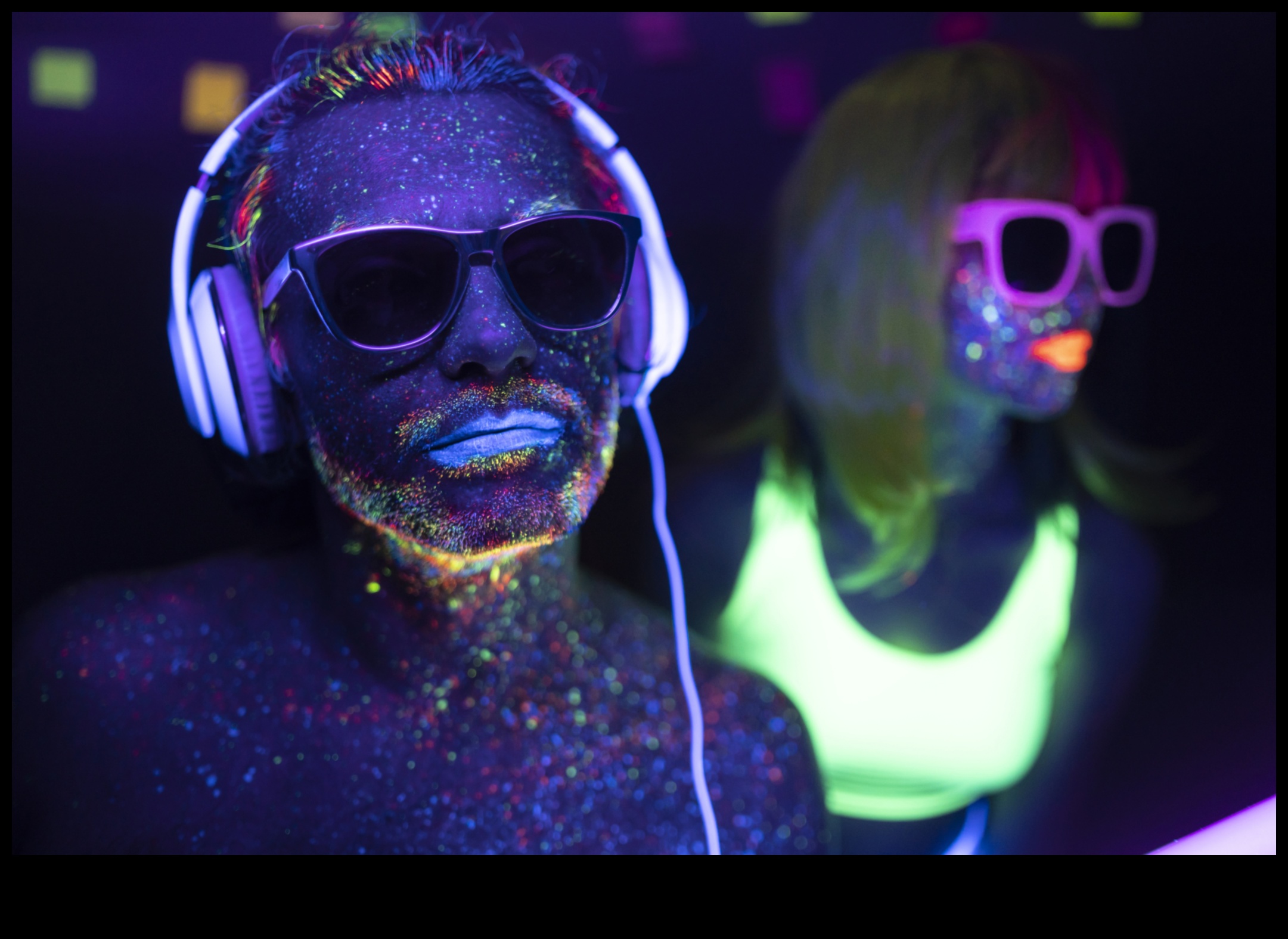 Nopți cu neon O sărbătoare a nuanțelor vii în moda de seară 5 Nopți cu neon: nuanțe vibrante luminează moda de seară