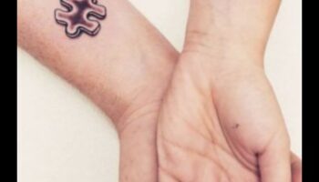 Legături simbolice: tatuaje de cuplu reprezentând dragostea pentru totdeauna