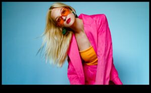 Vibe vii: injectează culoare în garderoba ta cu îmbrăcăminte elegantă